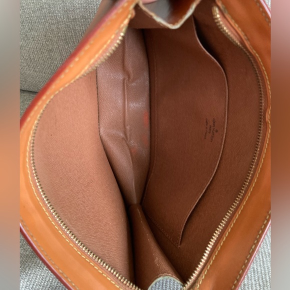 Auth Louis Vuitton Clutch - Picture 11 of 16